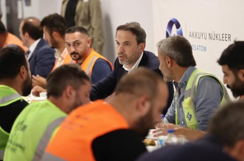 Министр энергетики Турции Алпарслан Байрактар с рабочими на АЭС «Аккую»